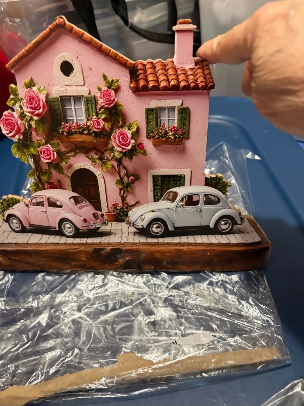 Pink Vintage House & Cars Decorative Figurine - Home Party Accent 3 D key home